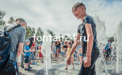 Плоскостной фонтан в центральном парке Плоскостной фонтан в центральном парке